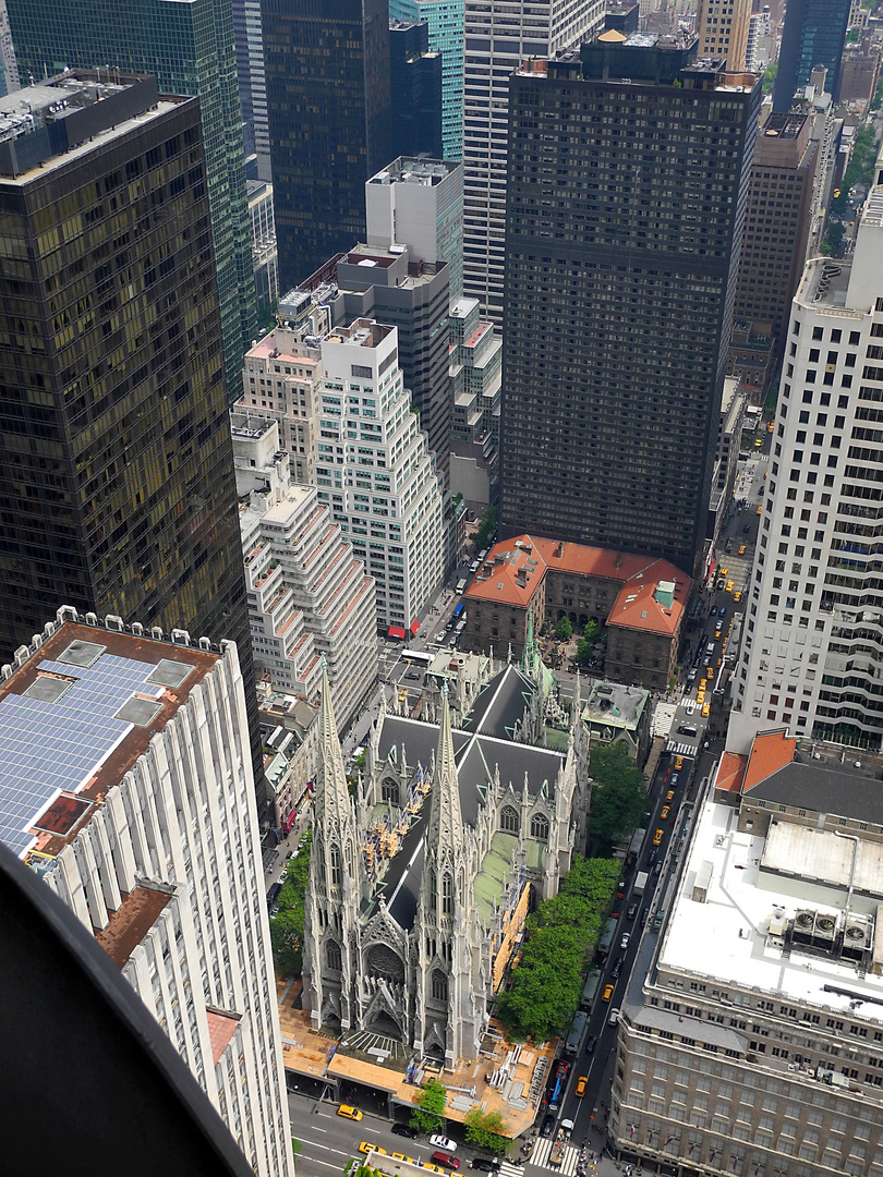 USA: Verloren wirkt die St.Patricks Cathedral mit ihren 100m hohen Türmen inmitten der Wolkenkratzer