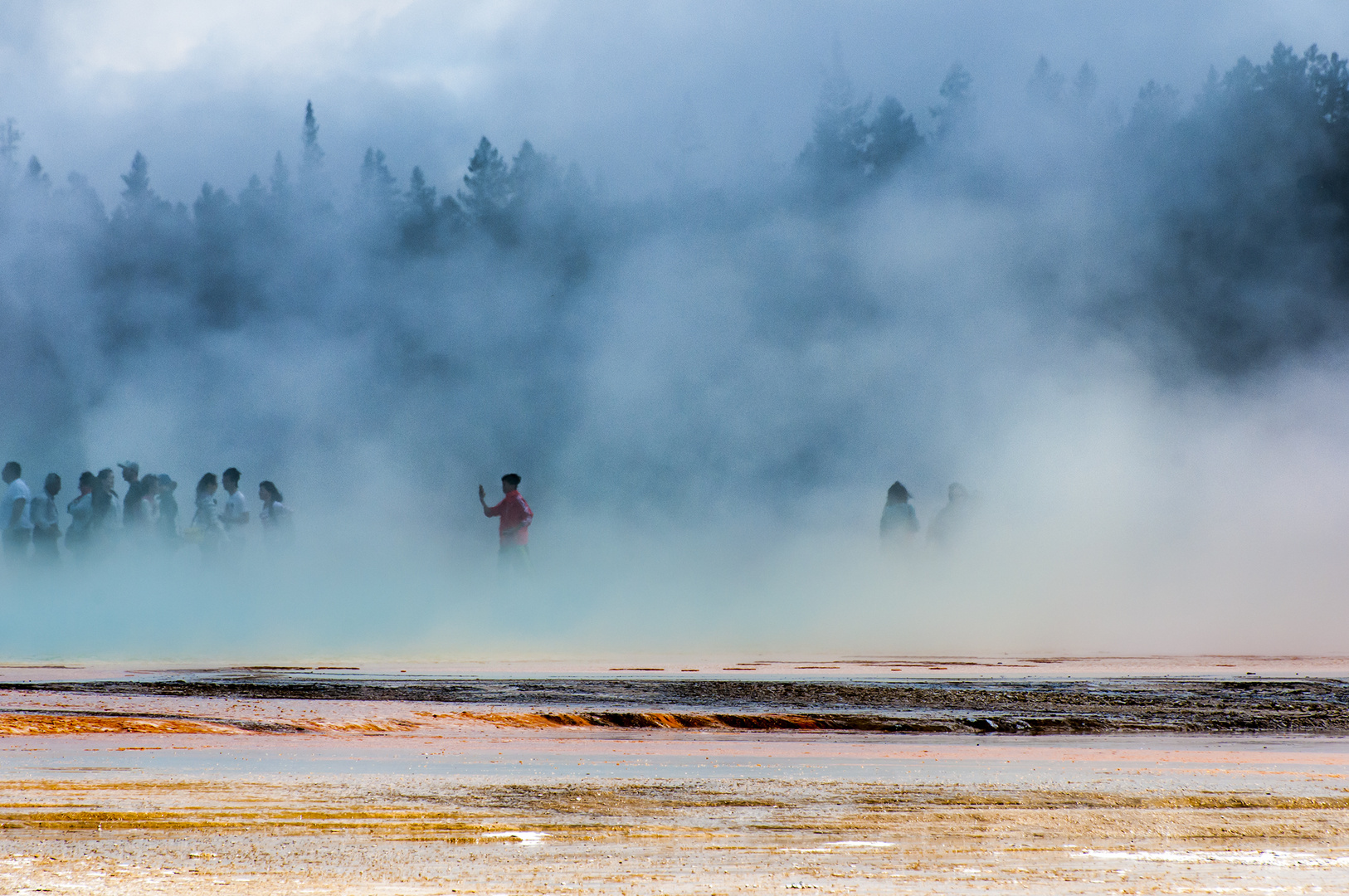 USA, Yellowstone NP, Grand Prismatic Spring, Selfie im Nebel