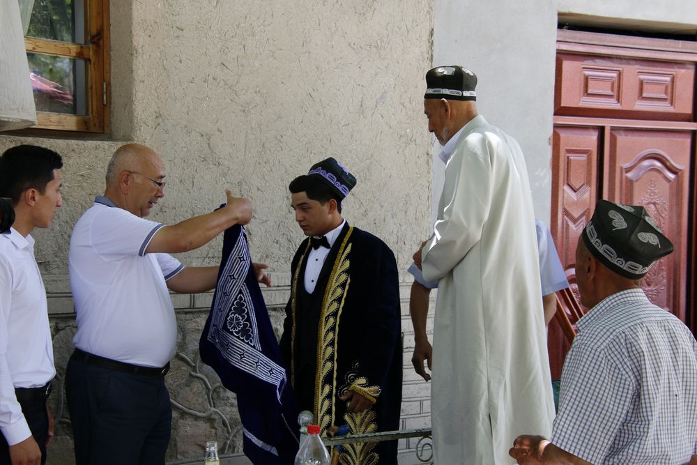 Usbekische Hochzeit - Gebet des Imam und symbolische Einkleidung