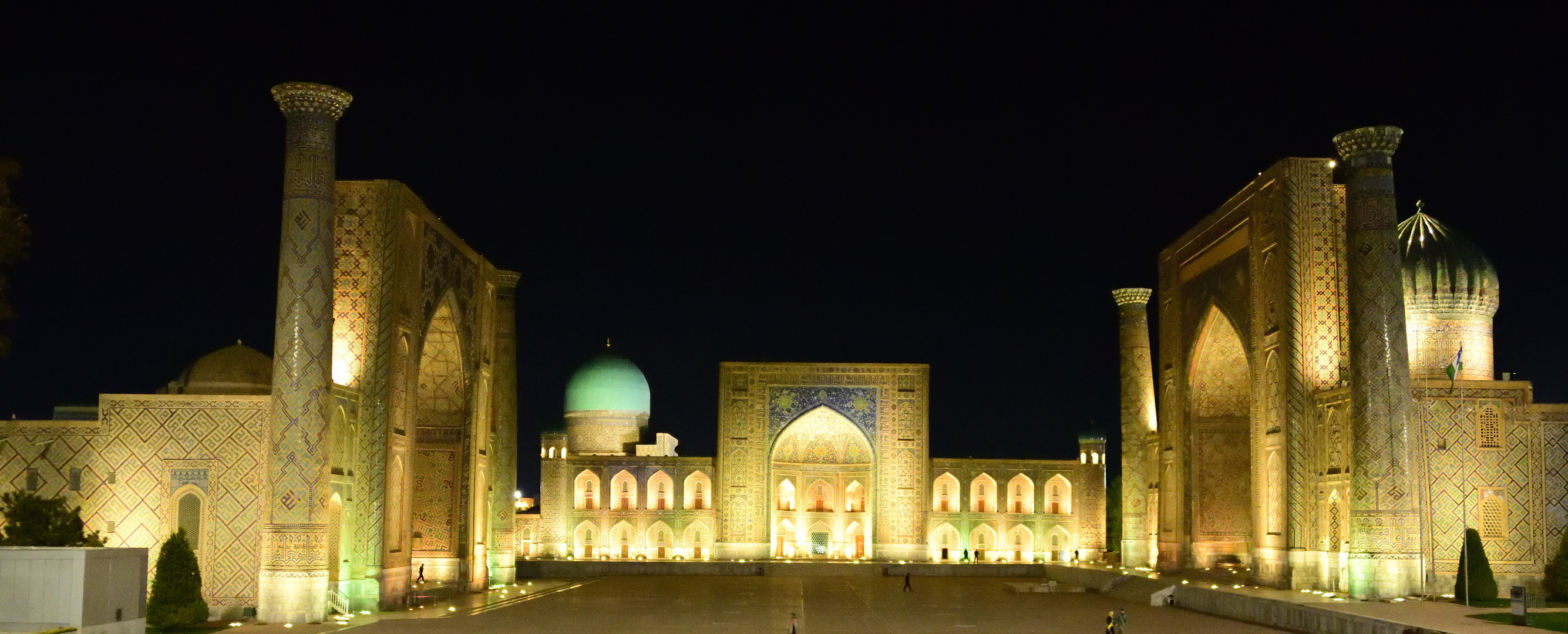 Usbekistan - Semerkand -Registan-Platz mit Tilla-Kori-Madrasa (Mitte) 