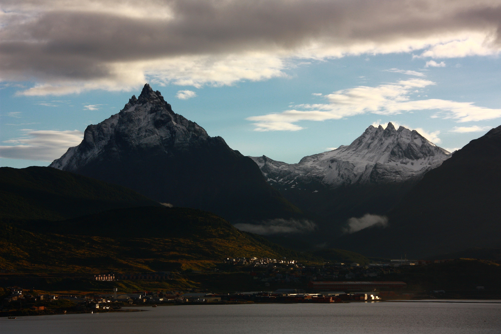 USHUAIA - the Town is Waking Up