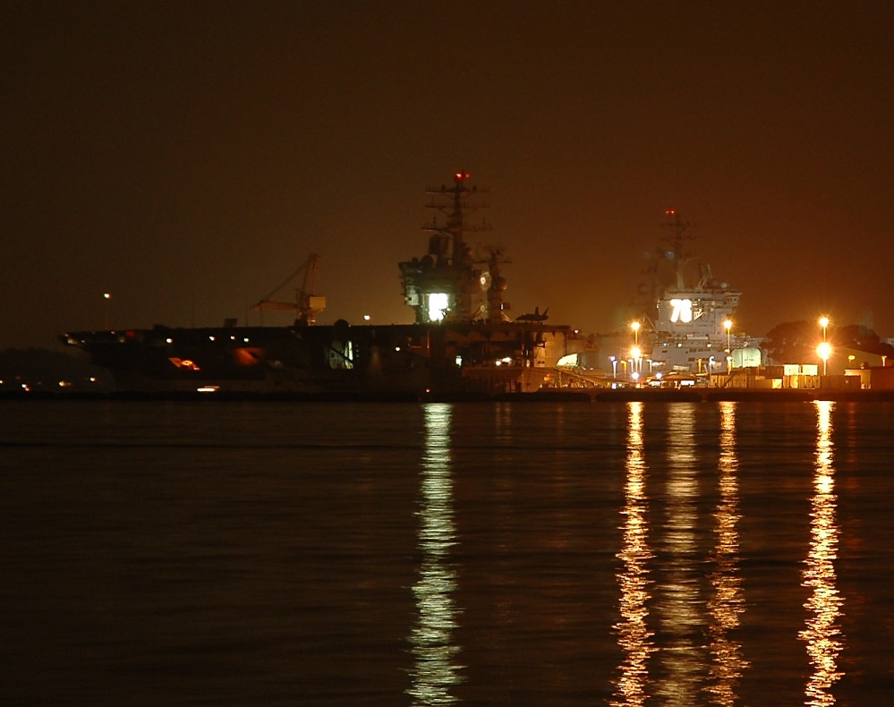 USS Nimitz (CVN 68) und USS Ronald Reagan (CVN 76)