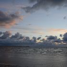 Utersumer Strand am Abend, die Sonne verschwindet hinter den Wolken