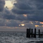 Utersumer Strand am Abend, die Sonne verschwindet hinter den Wolken