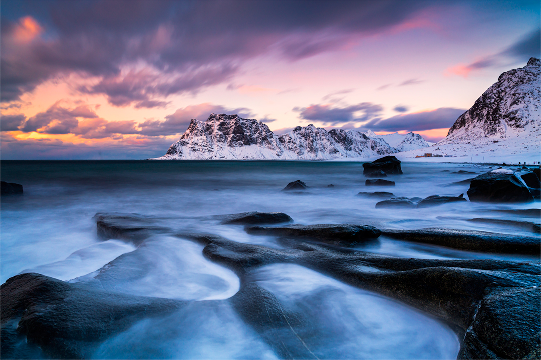 Uttakleiv Beach auf den Lofoten zum Sonnenuntergang