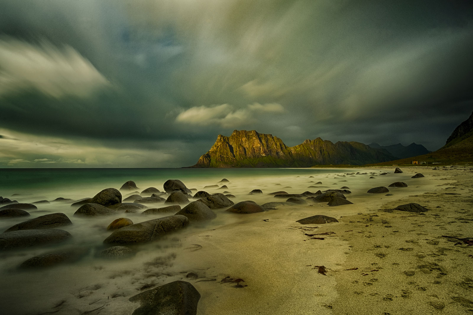 Uttakleiv Beach überarbeitet