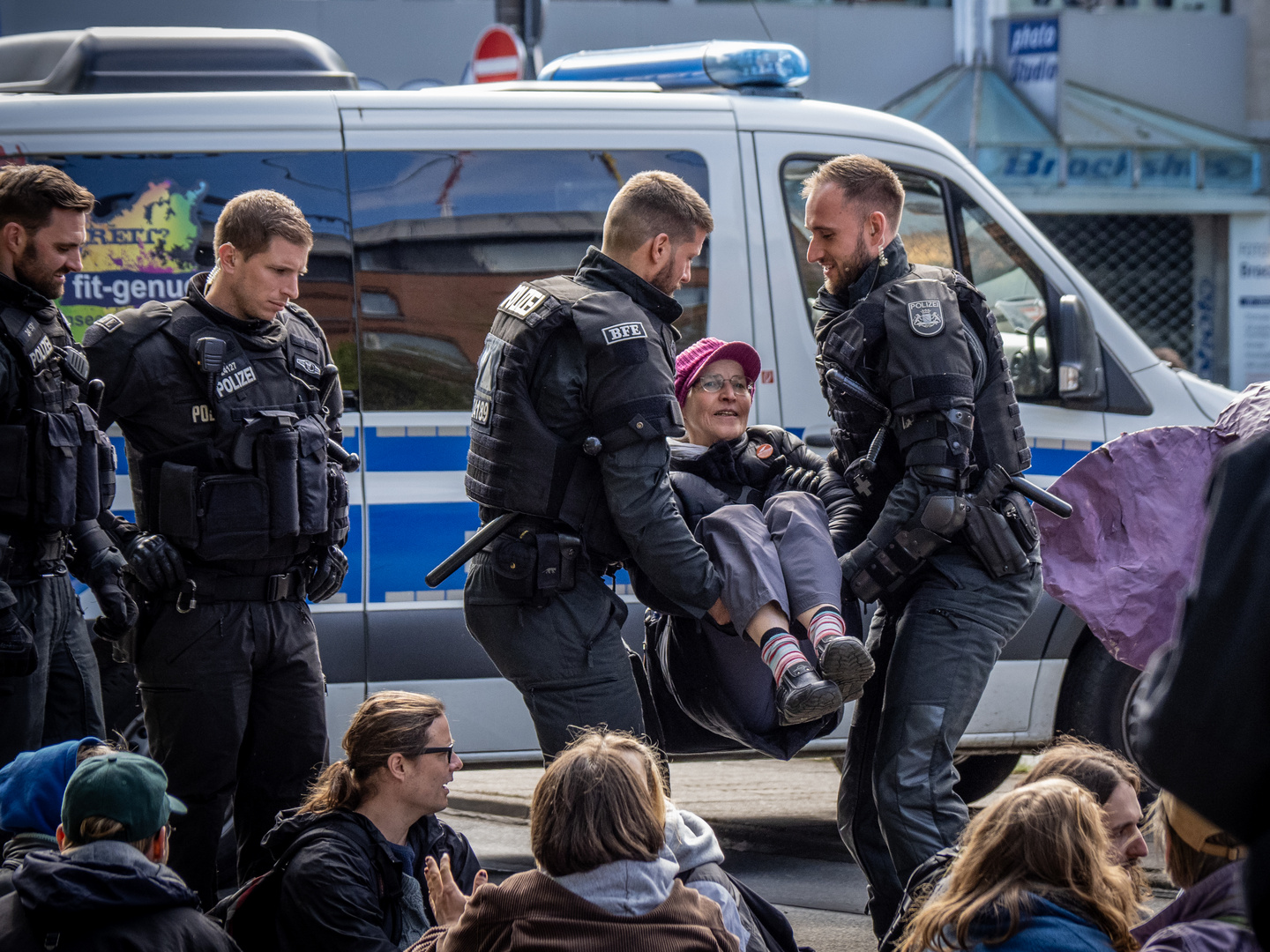UV Auflösung, Die Bremer Polizei demonstriert: Es geht auch anders