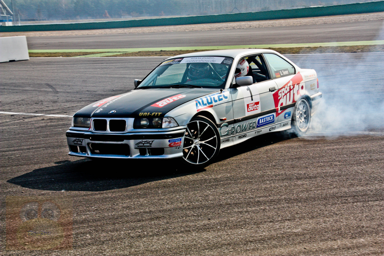 Uwe Sener von SportAuto in seinem BMW