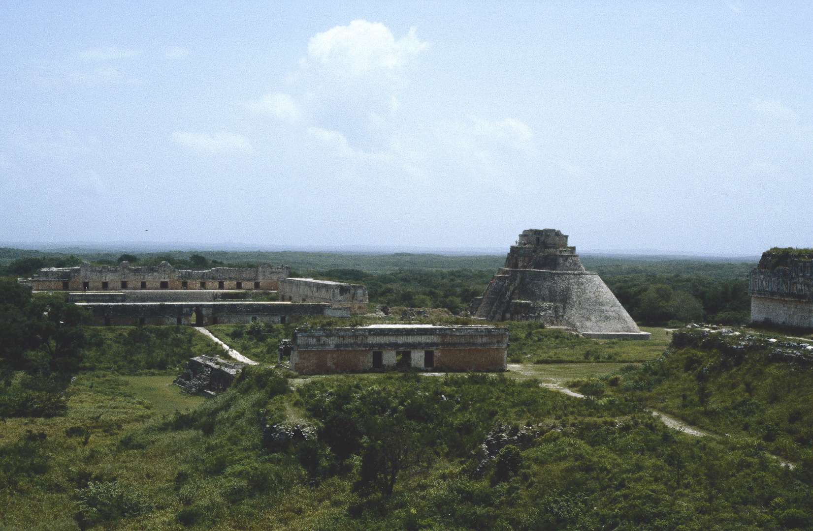  Uxmal, Blick auf die Pyramide des Zauberes