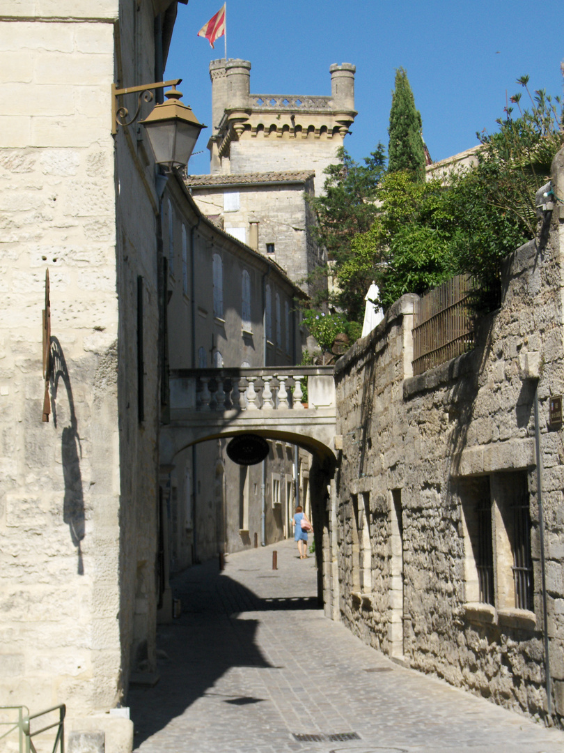 Uzes