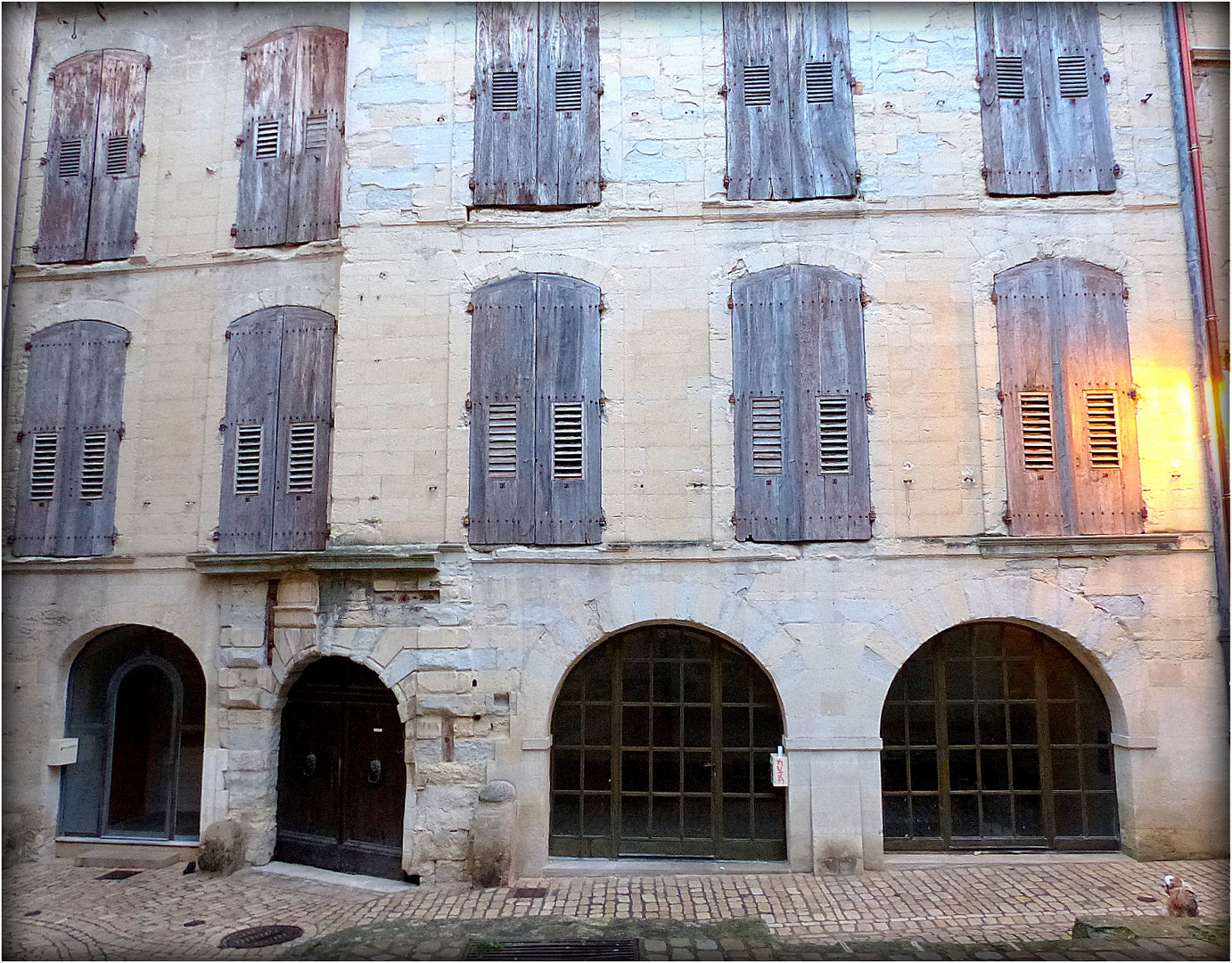 UZES - 6 -