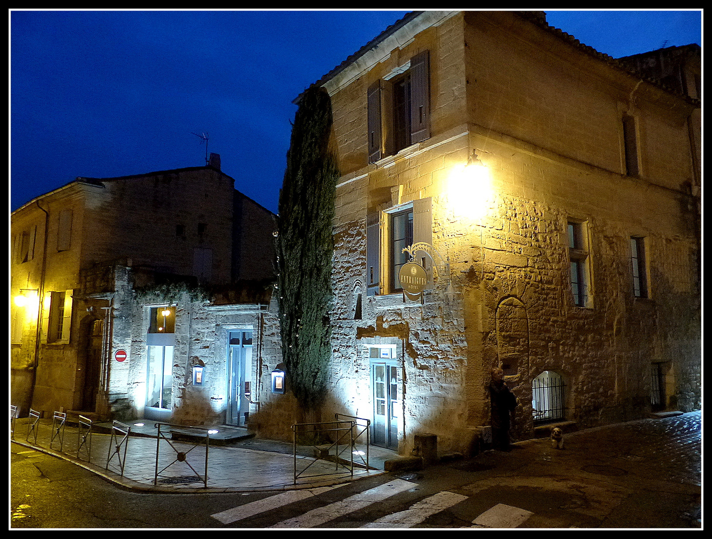 UZES - 8 -