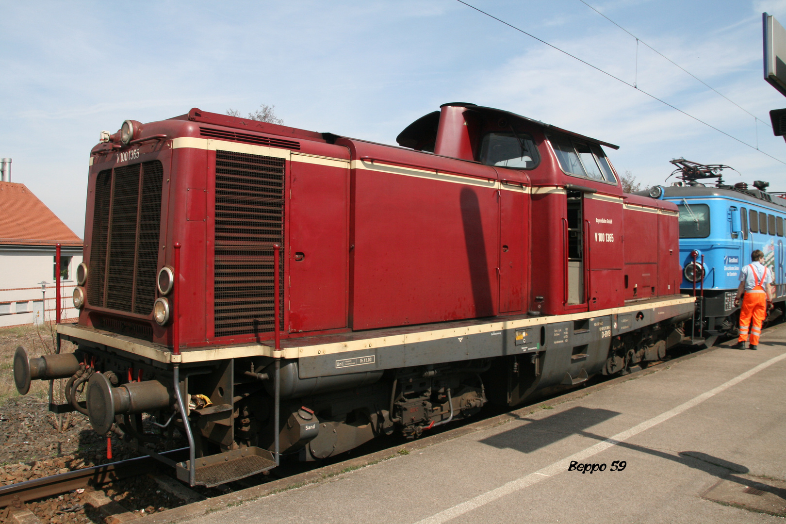 V 100 1365 der Bayernbahn als Vorspann vor 1042 520-8 der Centralbahn AG Basel