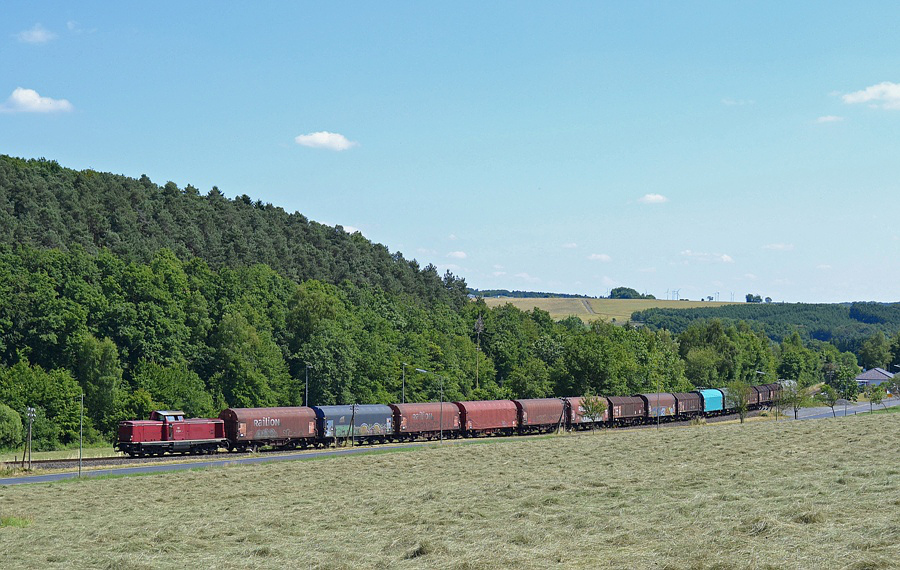 V 100 altrot mit Stahlzug im Westerwald bei Obererbach