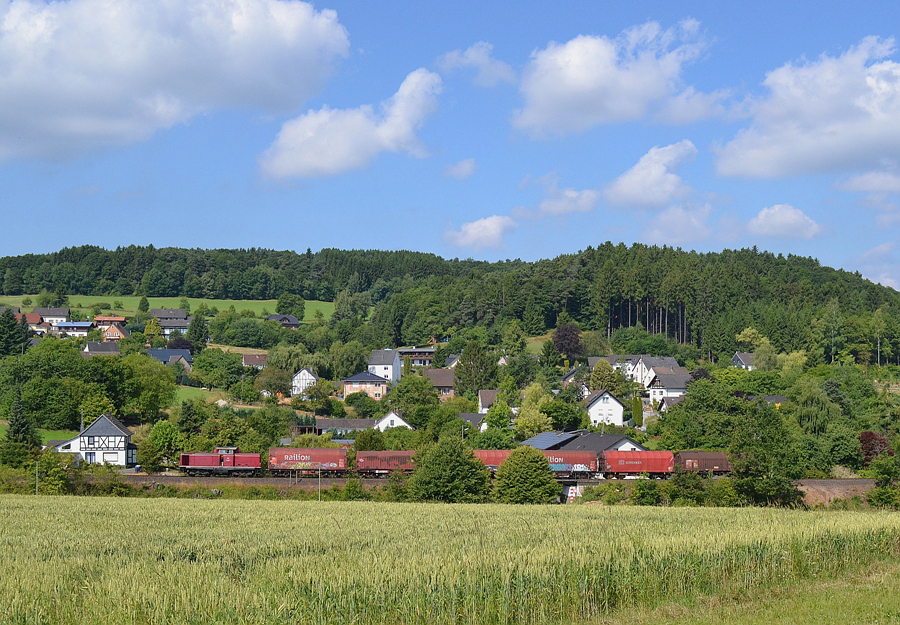 V 100 altrot mit Stahlzug im Westerwald bei Pracht-Hohegrete