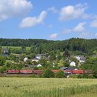 V 100 altrot mit Stahlzug im Westerwald bei Pracht-Hohegrete