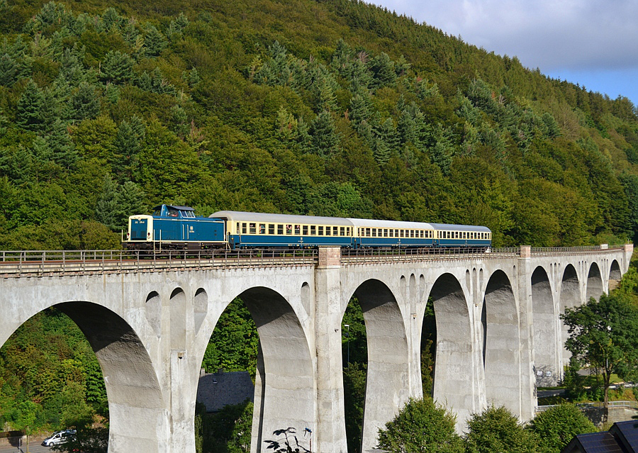 V 100 blau-beige mit Sonderzug auf dem Willinger Viadukt