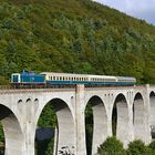 V 100 blau-beige mit Sonderzug auf dem Willinger Viadukt