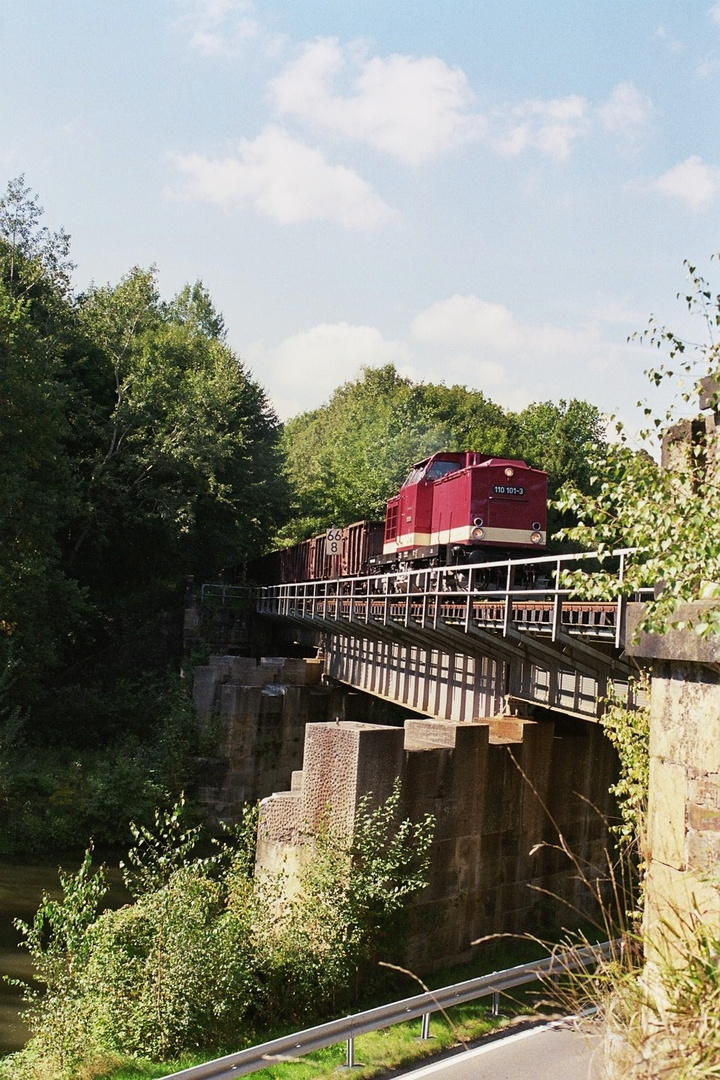 V 100 hinter Rosswein auf der Brücke