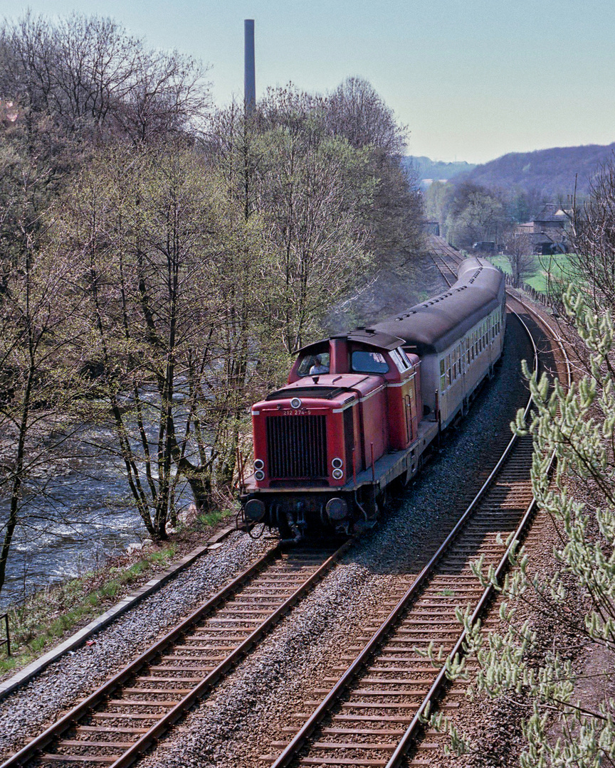 V 100 mit Nahverkehrszug bei Nierenhof