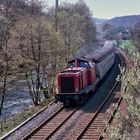 V 100 mit Nahverkehrszug bei Nierenhof