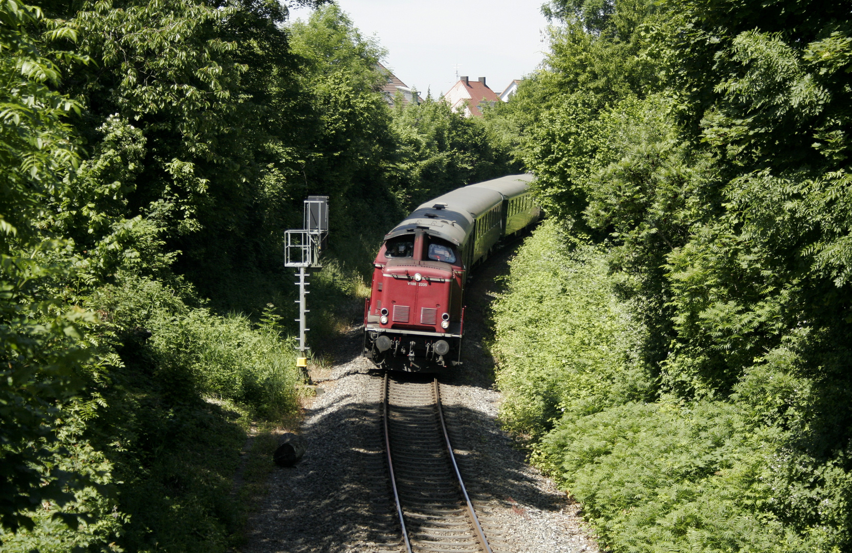 V100 2335 mit Sonderzug auf dem Weg nach Augsburg