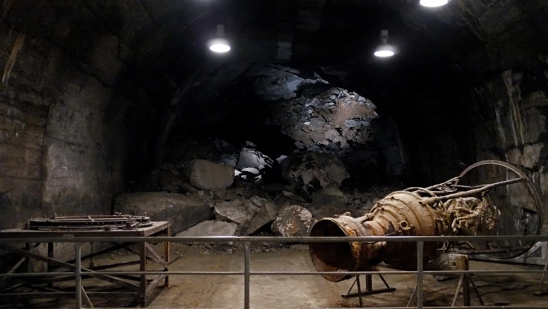 V2 Triebkopf-Relikt aus der Produktion im KZ Mittelbau-Dora, Tunnel im Bergstollen