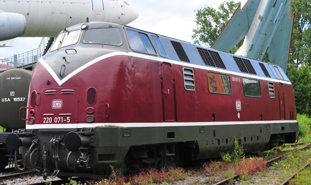 V220 in bordeaux rot