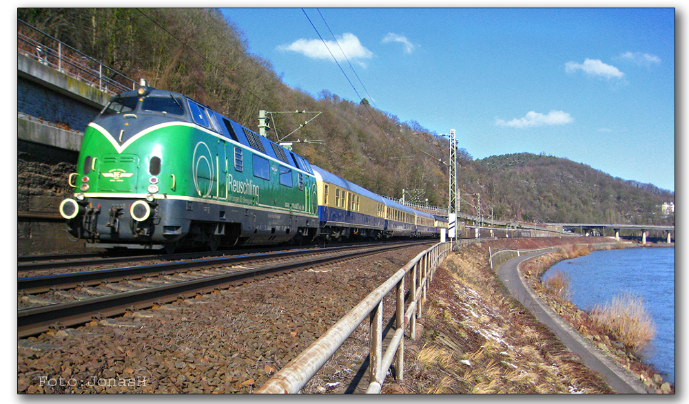 V220 mit historischen Rheingold-Wagen