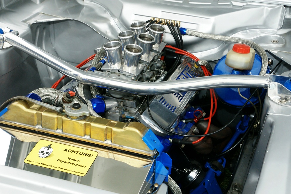 V6 Motor mit Doppelvergaser