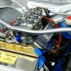 V6 Motor mit Doppelvergaser