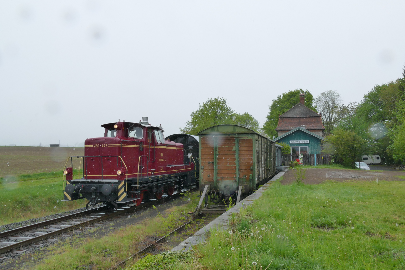 V60 447 mit Fotozug in der Rhön.