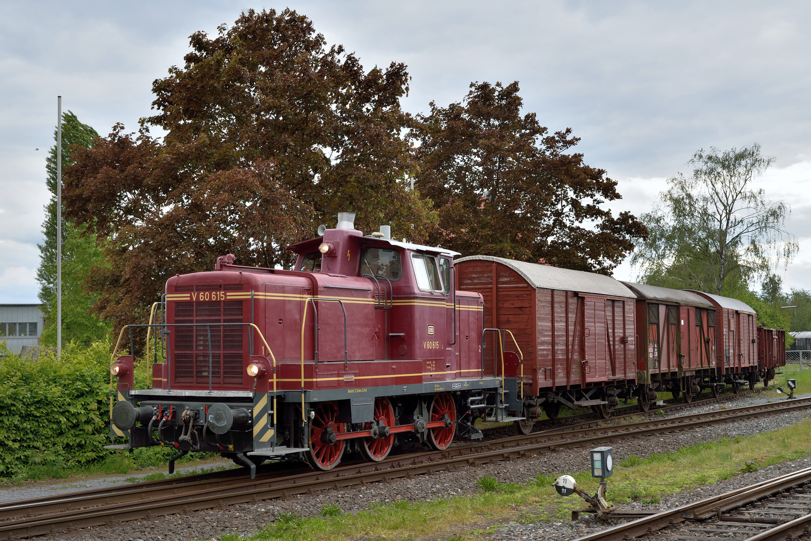 V60 615 --MEH-- mit Güterwagen am 12.05.19 in Hamm Süd II