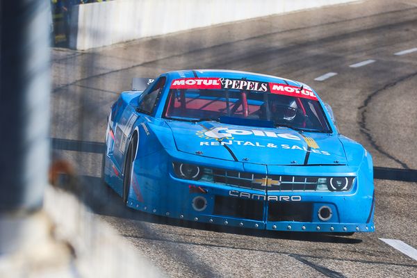 V8 Bolide hinter Gittern