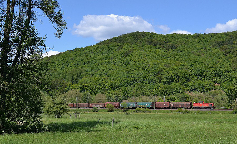 V90 mit Nahgüterzug im sonnigen Dilltal bei Sinn