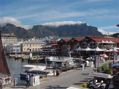 V.A. Waterfront mit Tafelberg in Wolken