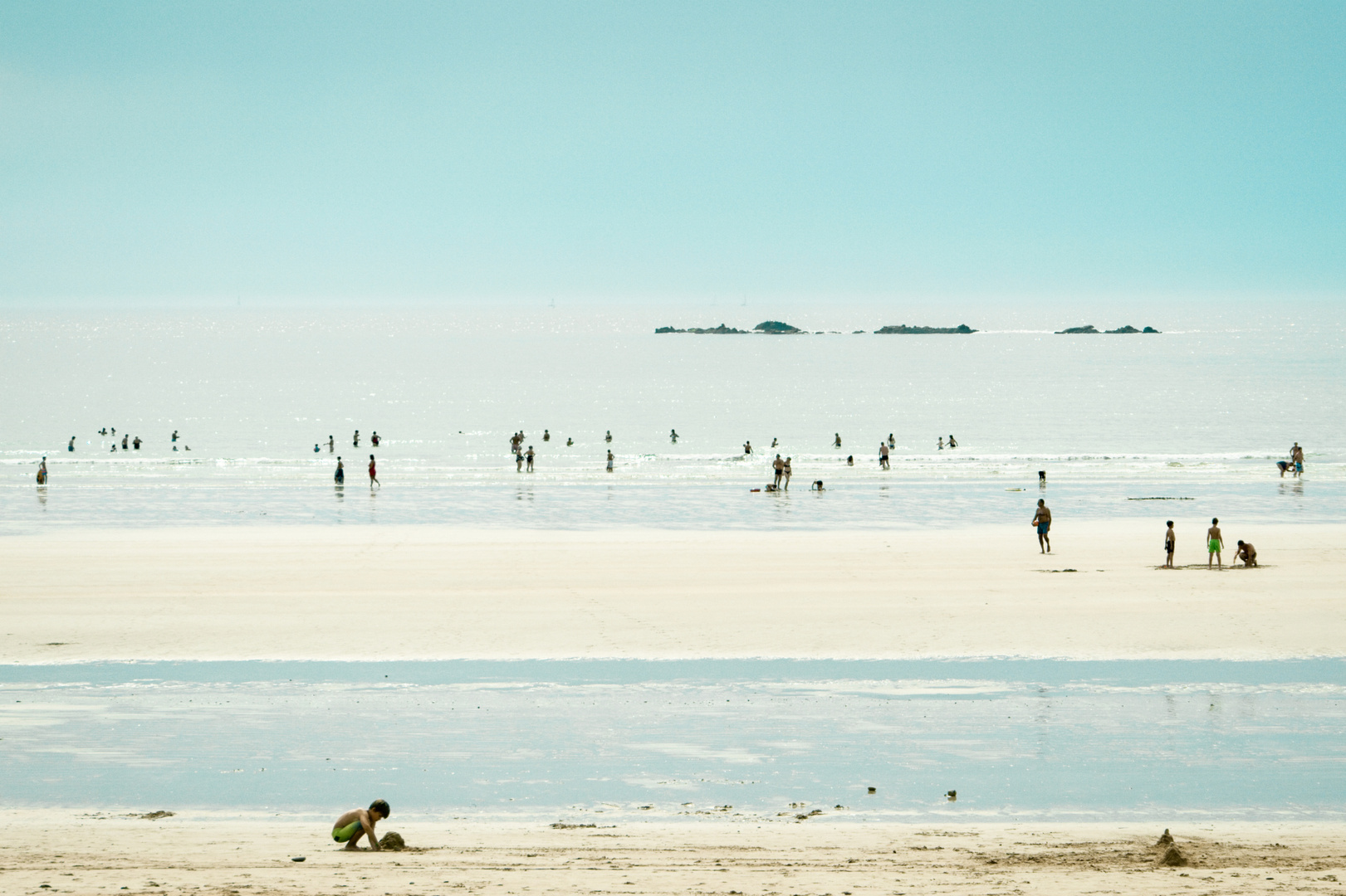 Vacanciers sur la plage d’Erdeven à marée basse