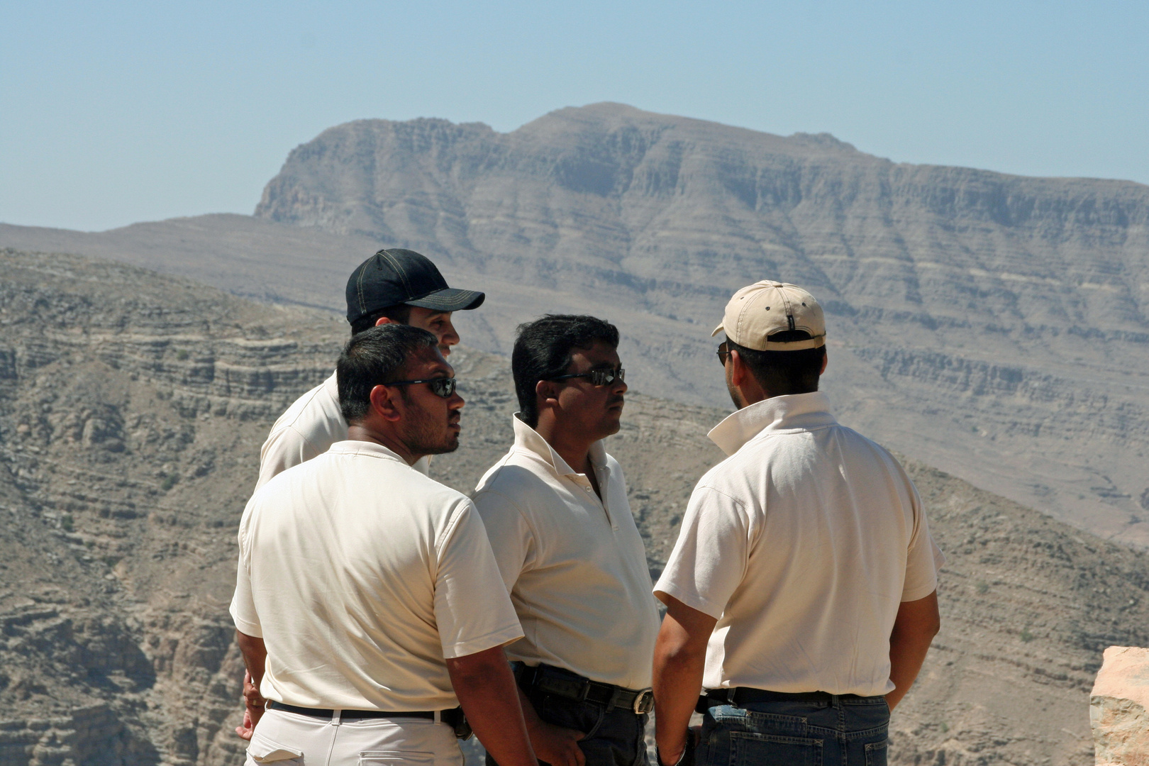 VAE: Lagebesprechung während einer Bergsafari