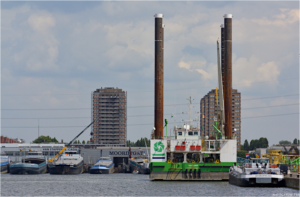 VAGANT / Crane jack up vessel / Antwerpen