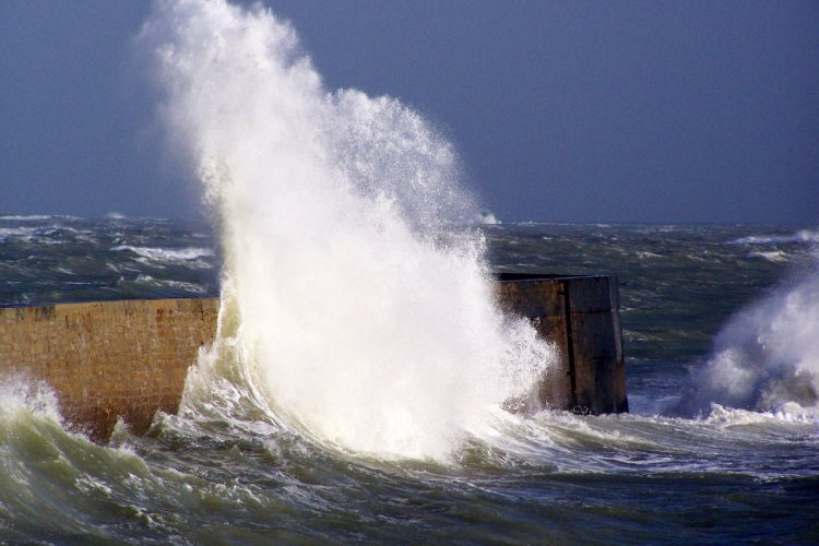 vague sur la digue de lomener