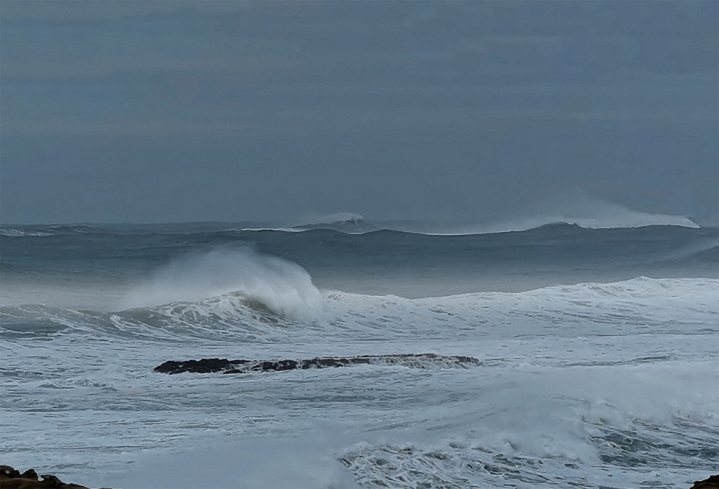 vagues au loin par marée basse