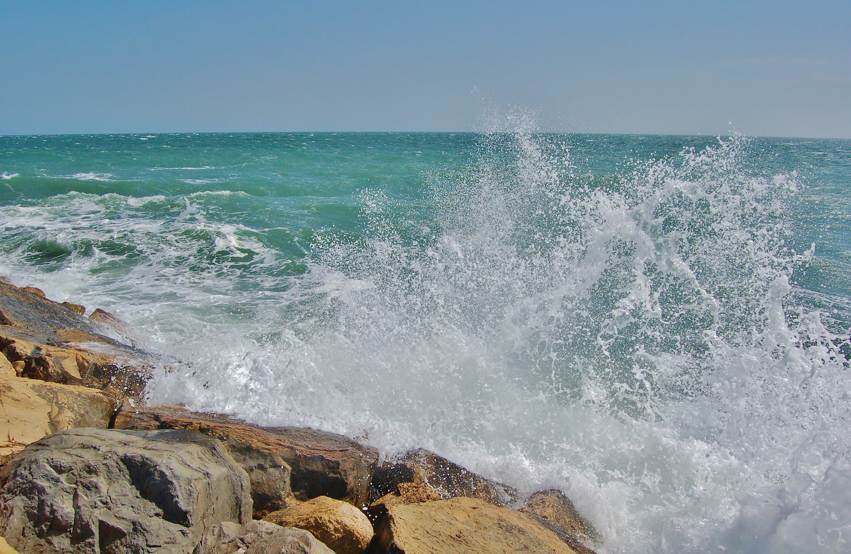 "vagues aux Saintes Maries de la Mer"