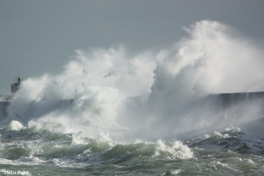 Vagues sur la digue