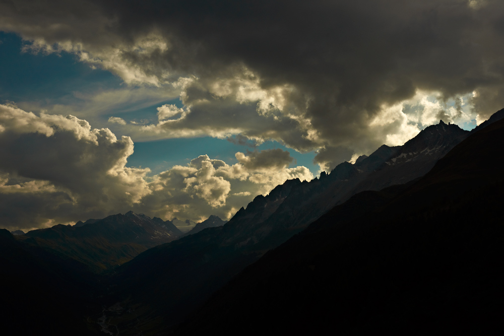 Val Bedretto; Quellwolken über den Graten von Pizzo Rotondo, Poncione di Ruino und Cassina Baggio