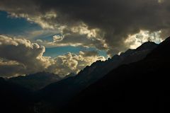 Val Bedretto; Quellwolken über den Graten von Pizzo Rotondo, Poncione di Ruino und Cassina Baggio