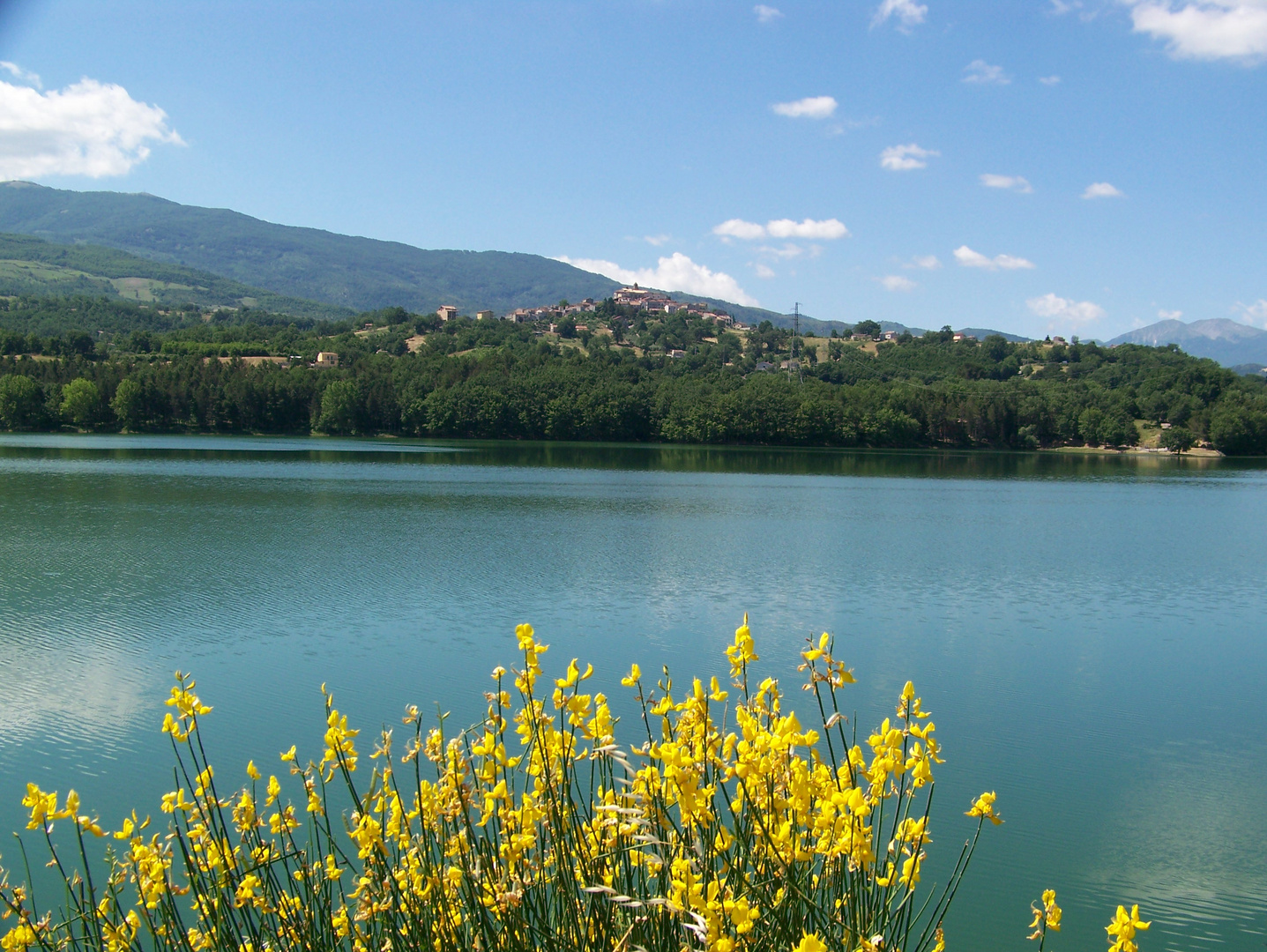 Val D'Agri Il Lago del Pertusillo.Sullo sfondo l'abitato di Spinoso