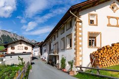 Val Müstair: Häuserzeile in Tschierv (1690 m.ü.M.)...