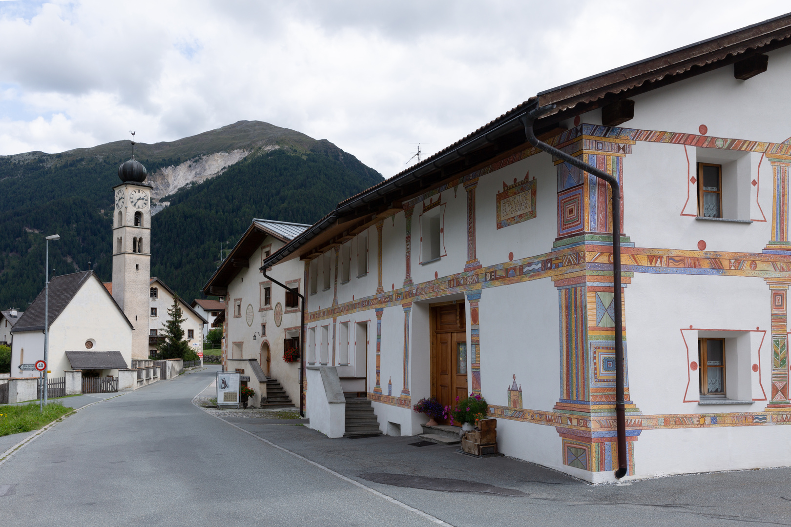 Val Müstair: Kirche und Häuser in Valchava...