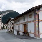 Val Müstair: Kirche und Häuser in Valchava...