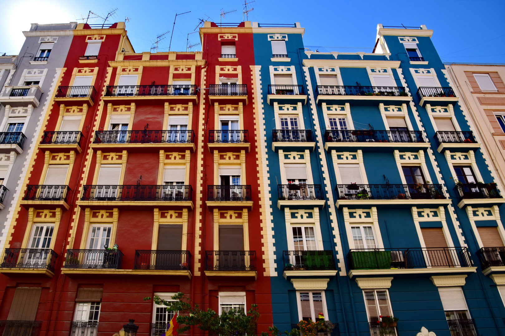 Valencia, Art Deco grau, rot, blau